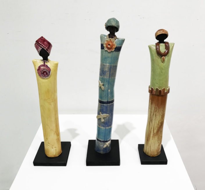 Opera: Donnine piccole Tecnica: sculture in ceramica dipinta a mano Dimensioni: 40 x 5 x 5 cm circa Anno: 2018